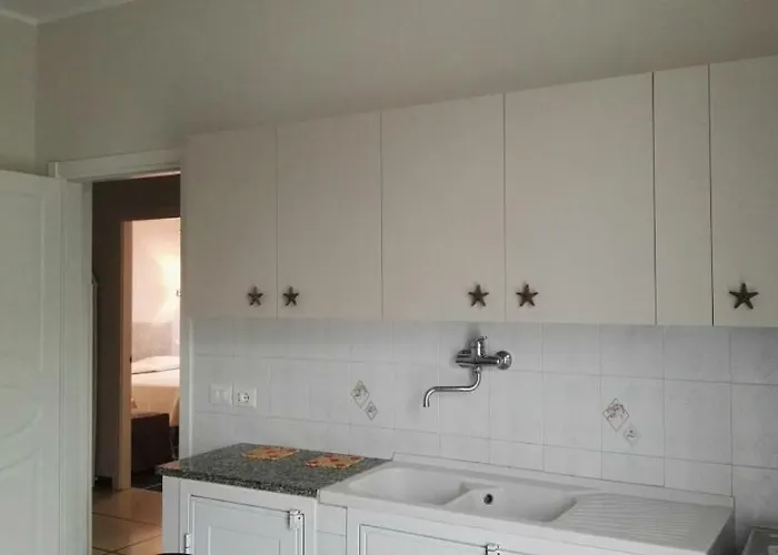 Laura * 迪亚诺马里纳