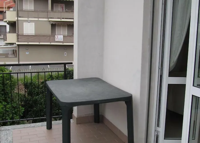 Laura * 迪亚诺马里纳