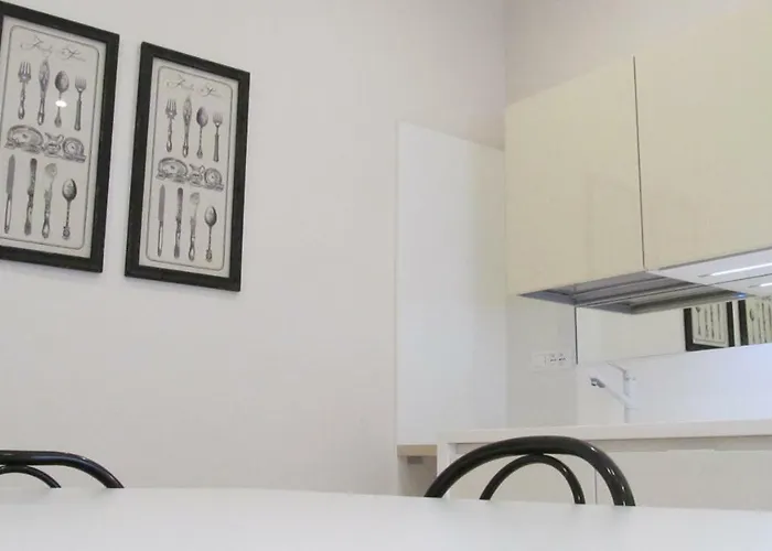 Laura * 迪亚诺马里纳