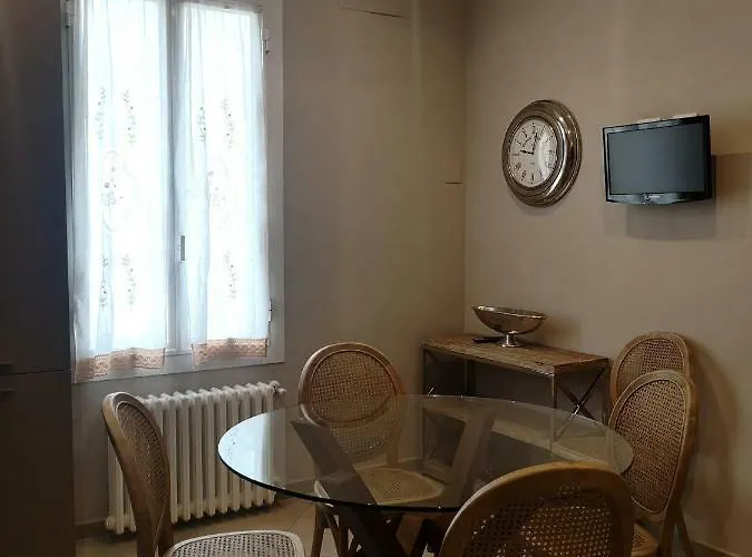 Laura * 迪亚诺马里纳